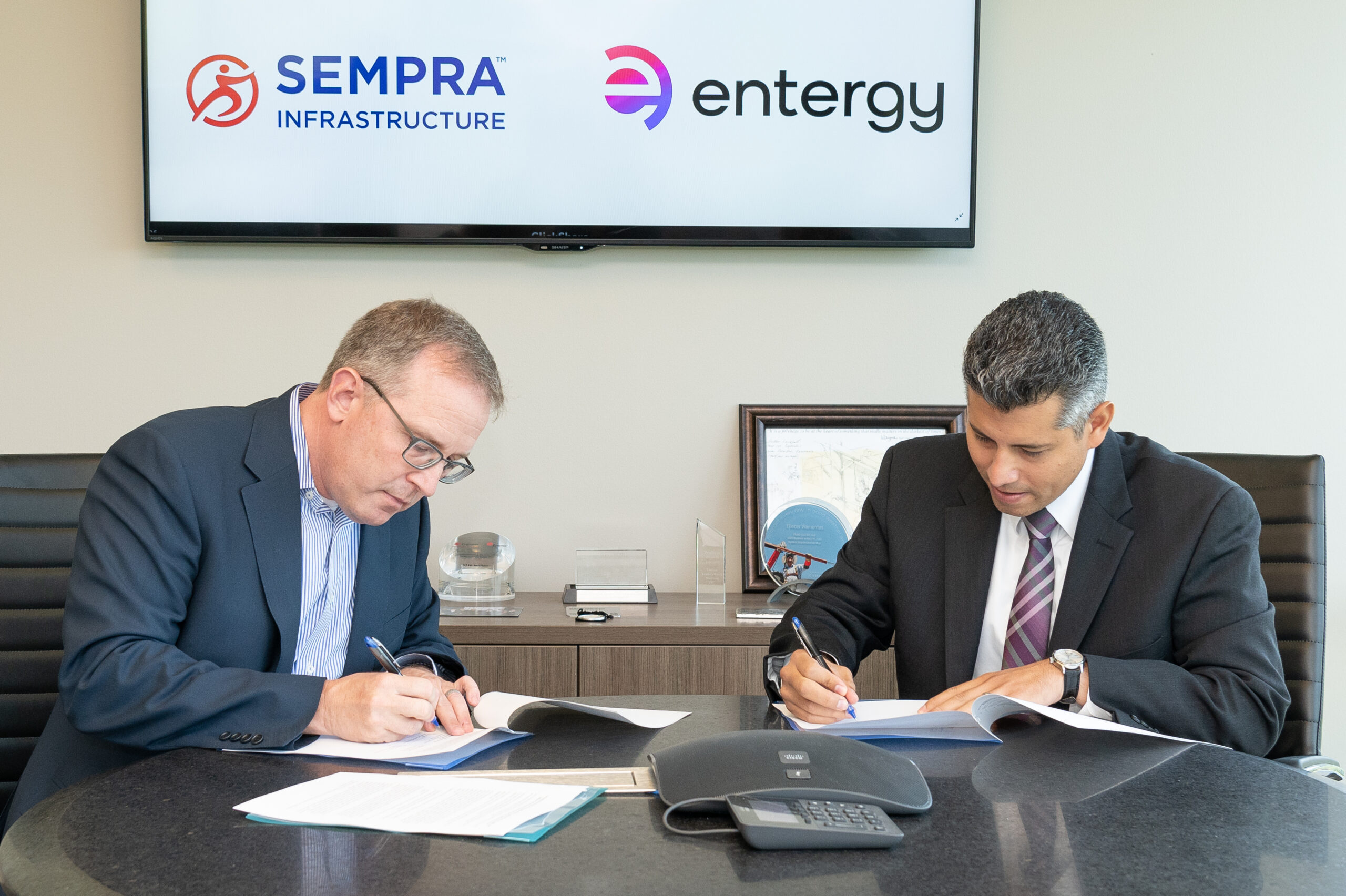 Las empresas Sempra Infrastructure y Entergy Texas firman un memorándum de entendimiento (MOU)
