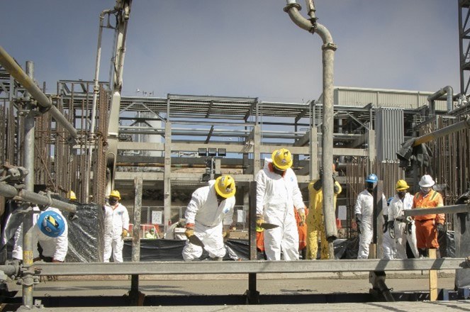 personal de construcción en la planta de GNL de ECA